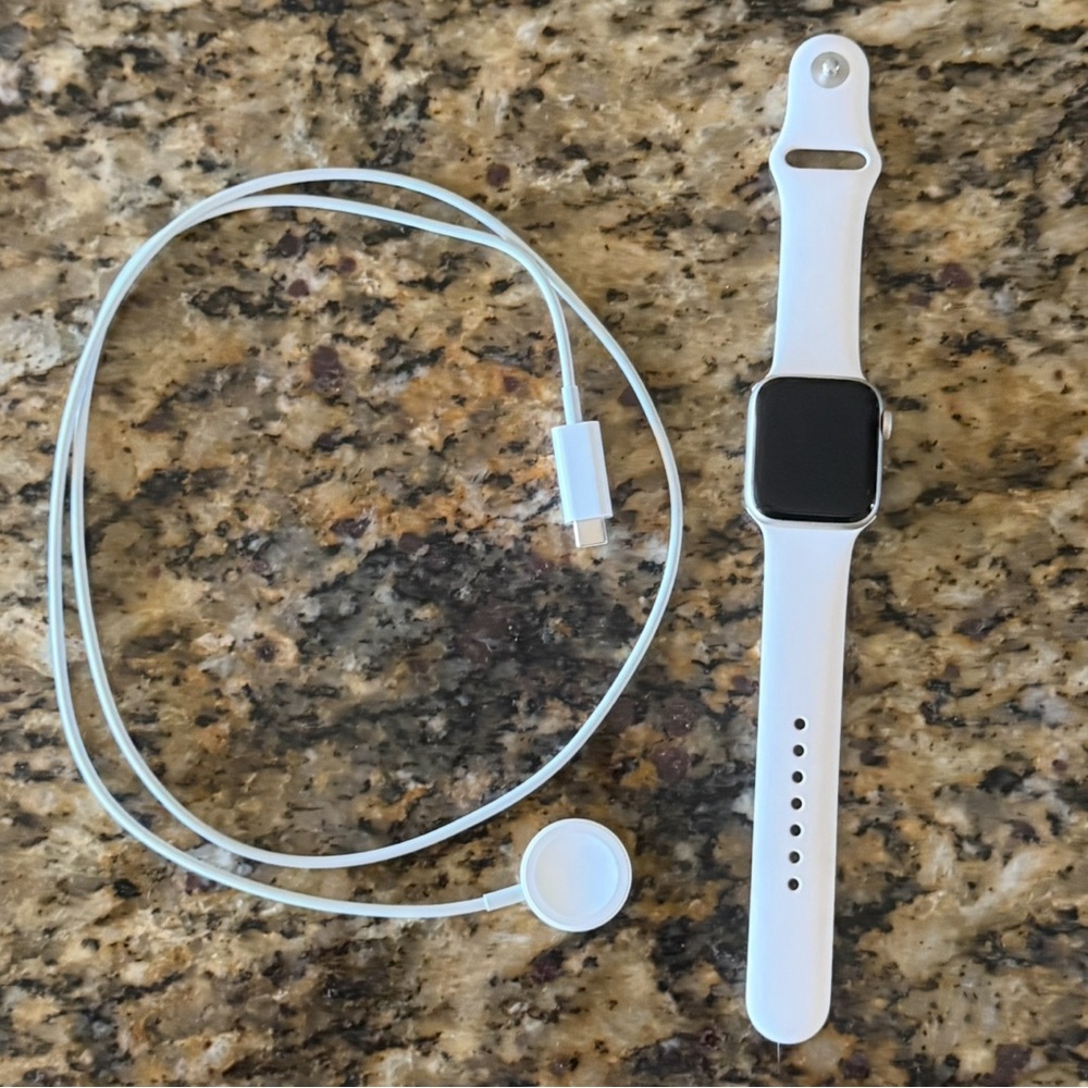 Apple Watch SE (2nd Gen) 40mm Starlight Aluminum, Excellent Condition + Charger - Picture 10 of 12
